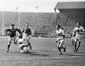 Hudd_v_Saints_Cup_Final_1953-_Henderson,_Pepperell.jpg