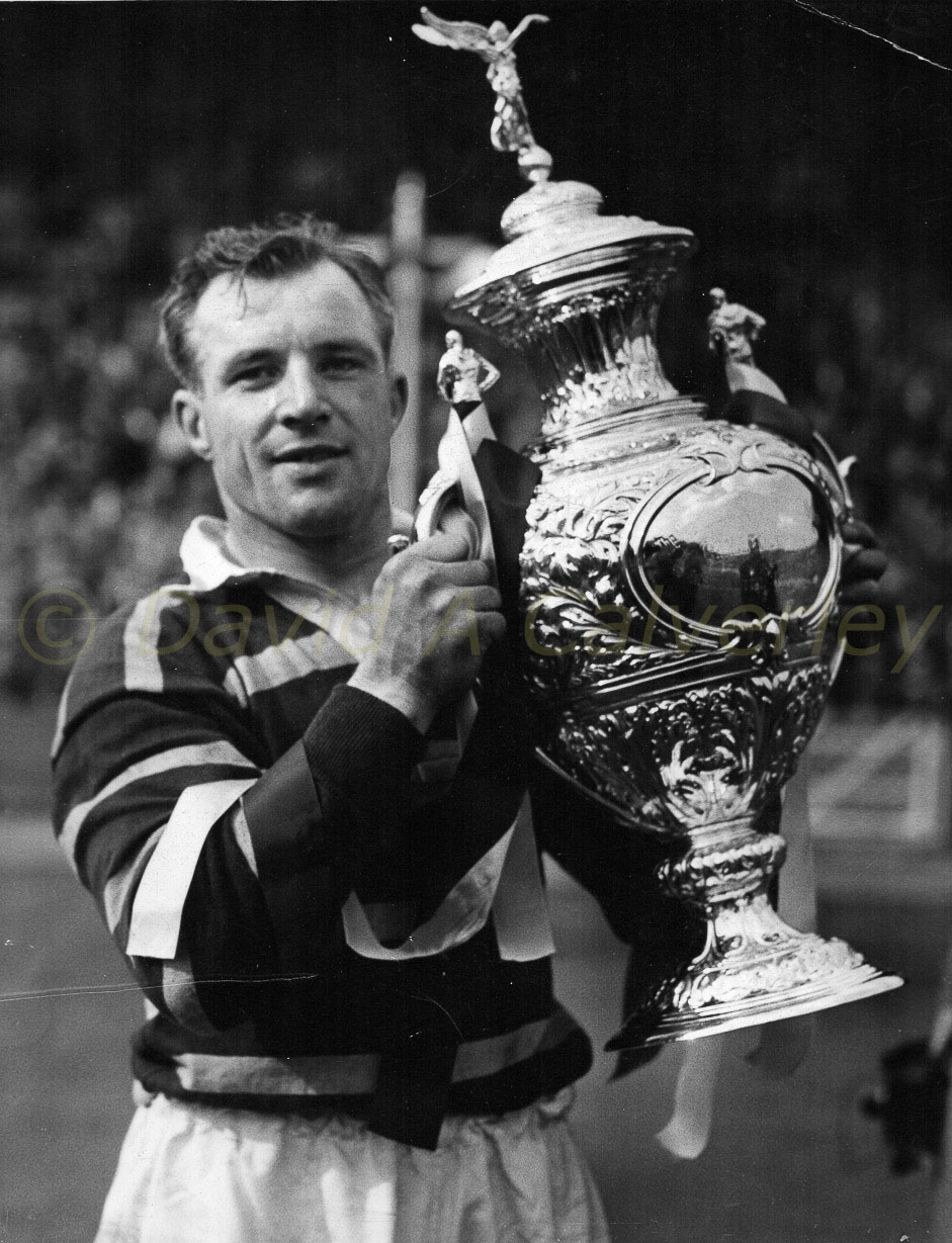 Hudd_v_Saints_Cup_Final_1953-_Russ_Pepperell_with_cup.jpg