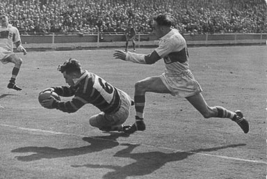 Peter-Ramsden-try-in-1953-Chall-Cup-Final.jpg